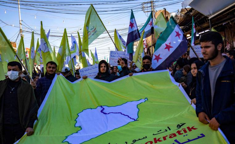 الأكراد يرفعون علم الثورة السورية خلال مظاهرة منددة بالتدخل التركي