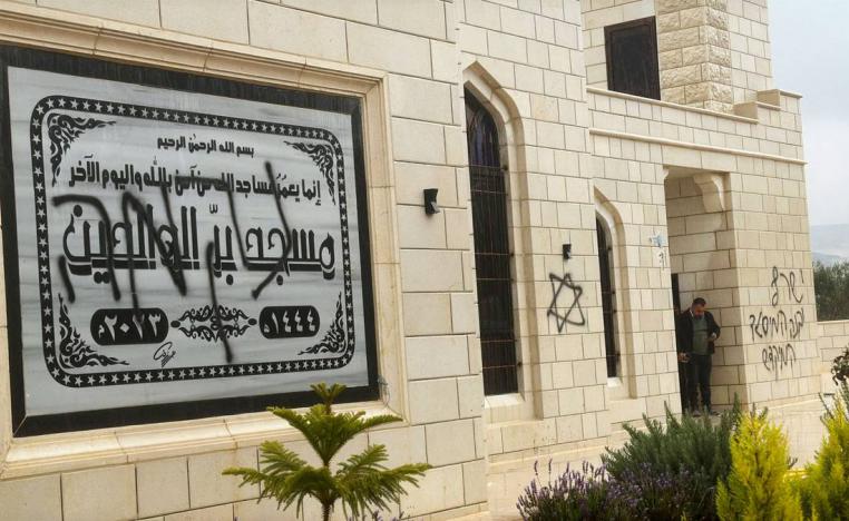 تشويه واجهة مسجد في سلفيت في الضفة الغربية