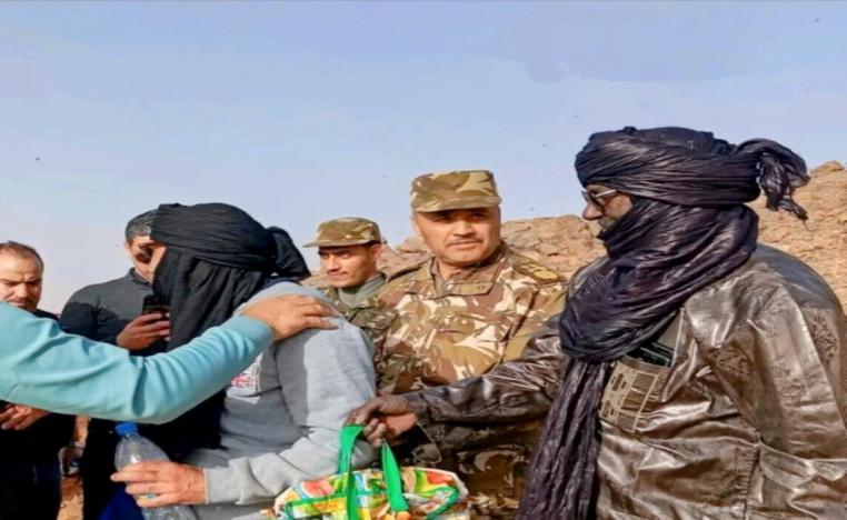 قيادي أزوادي يشرف على تسليم الرهينة الإسباني 