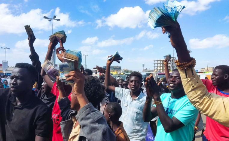 سودانيون يحتجون رفضا لاستبدال الأوراق المالية