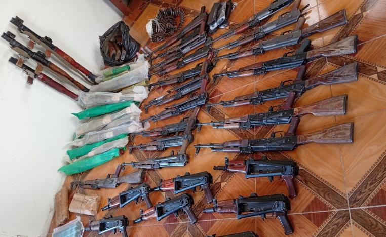 صورة لجزء من شحنة الأسلحة التي عرضتها وزارة الداخلية السورية الجديدة