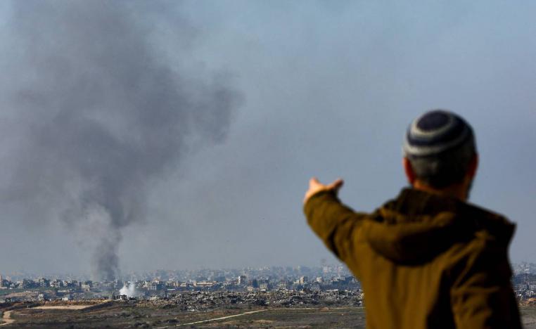 إسرائيلي يشير إلى آثار قصف إسرائيلي شمال غزة