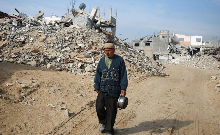 فلسطيني بين الانقاض في خان يونس