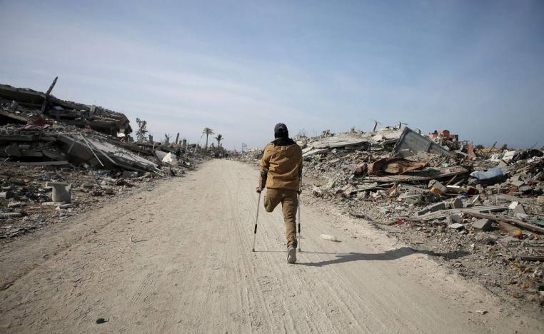 فلسطيني معاق في شارع في غزة