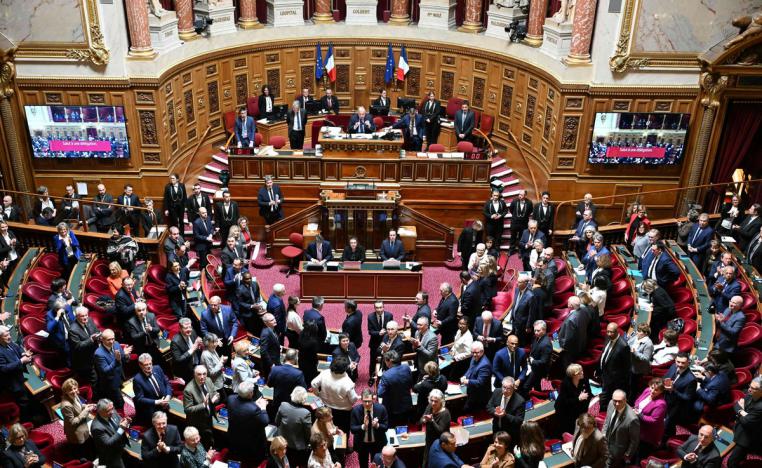 فرنسا تعتمد قوانين مشددة بشأن الهجرة والأجانب