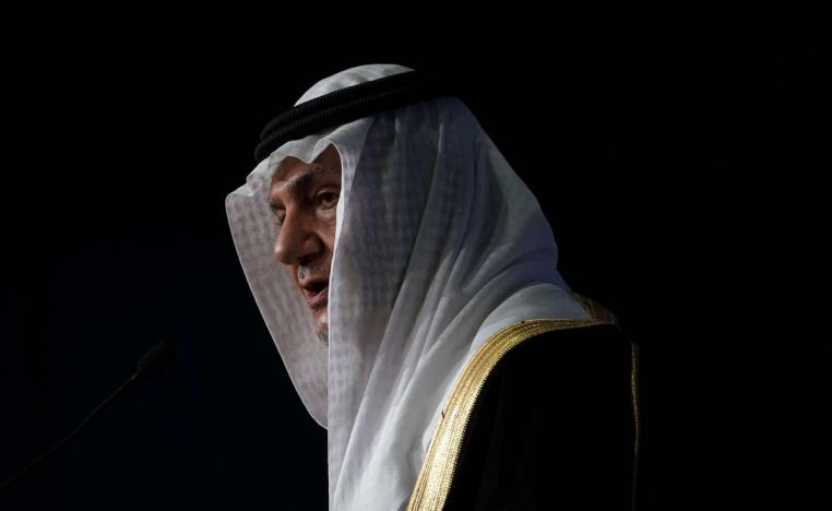 تركي الفيصل ارتدى الشال الفلسطيني وظهر غاضبا من خطط ترامب بشأن غزة