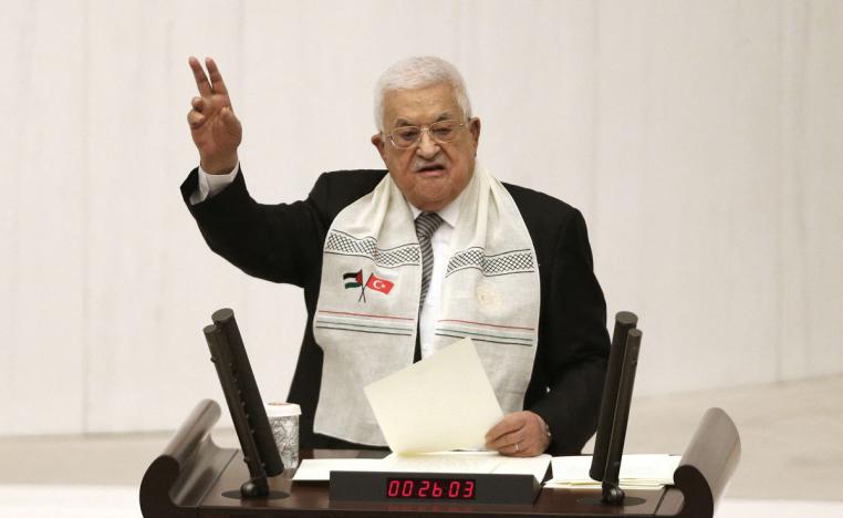 العجز المالي يدفع عباس إلى حلول مؤلمة 