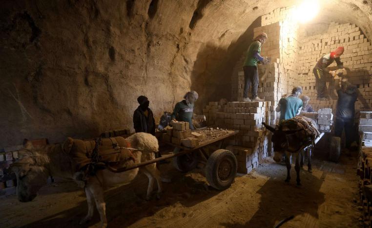 عمل شاق مقابل أجور بالكاد تكفي لتأمين القوت اليومي