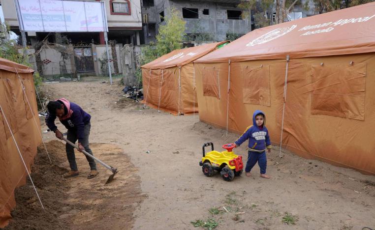 أطفال فلسطينيون بين ممرات مخيم شمال غزة