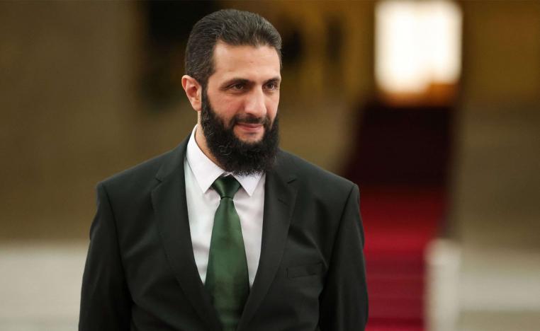 انتقال سريع من الميدان إلى السياسة ومن الزي العسكري إلى بدلة رسمية وربطة عنق