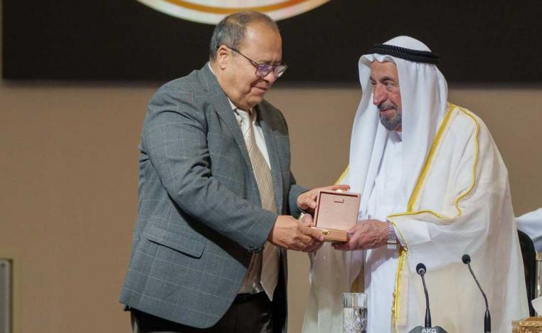 صورة من حصول الشاعر التونسي عبدالعزيز الهمامي على جائزة القوافي في 2024