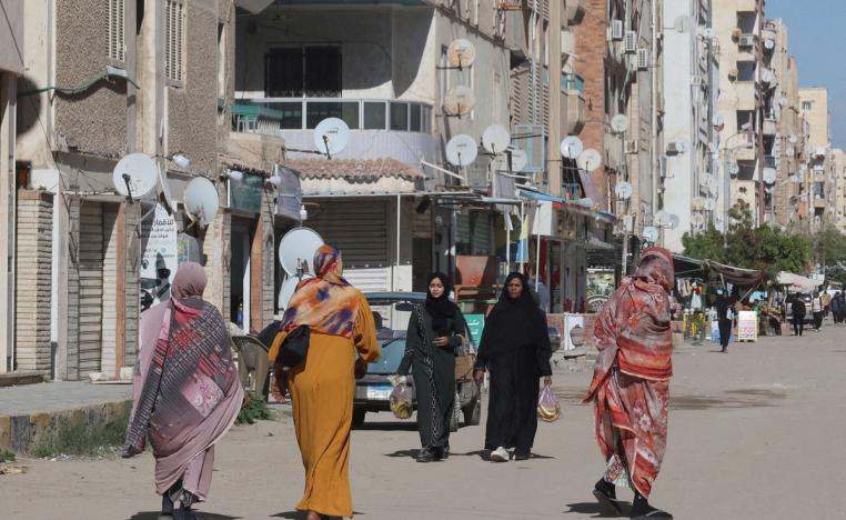 السودانيون يدفعون فاتورة صراع أعاد بلدهم سنوات إلى الوراء 