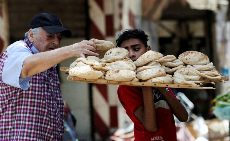 المصريون يدفعون ثمن أزمة مالية خانقة 
