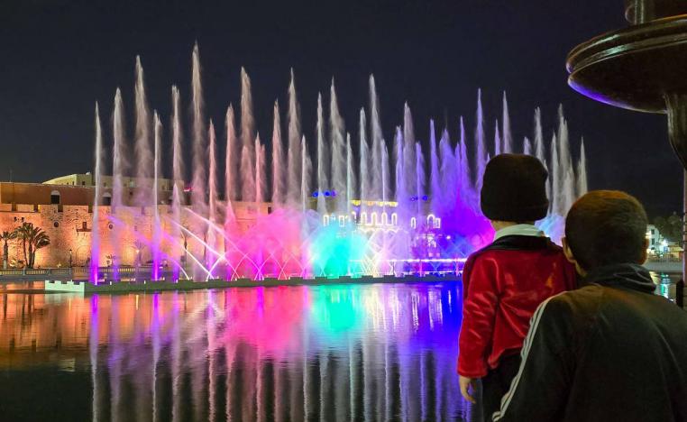 أطفال امام بحيرة طرابلس