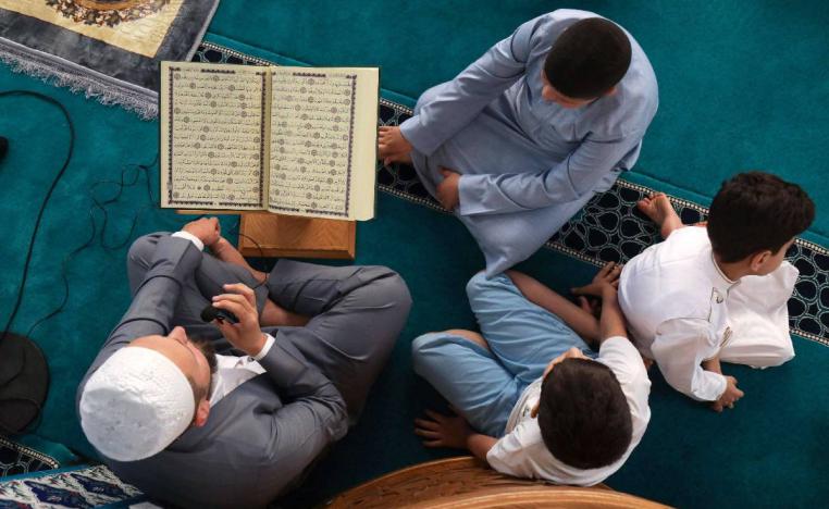 عراقيون في جامع ببغداد