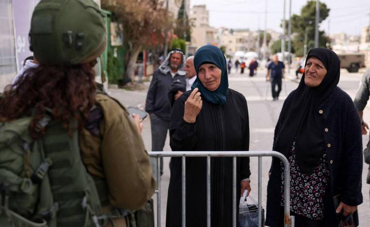 فلسطينيتان عند حاجز للجيش الإسرائيلي في بيت لحم بالضفة الغربية
