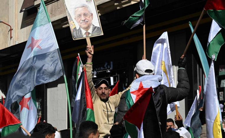 فلسطينيون يرفعون صورة لعباس أمام السفارة الفلسطينية في دمشق