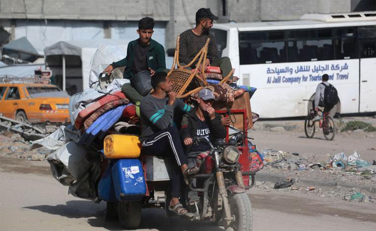Palestinians fleeing Israeli bombardment 