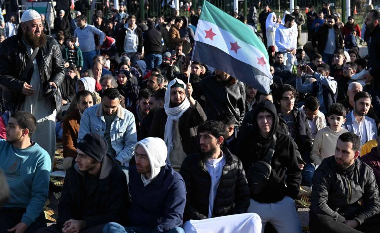 صلاة سورية عند ضريح الجندي المجهول في دمشق