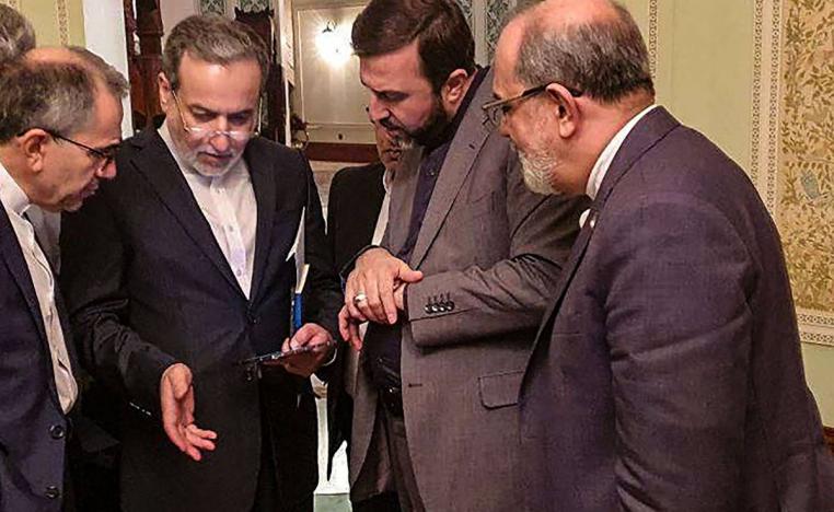 اجتماع وزير الخارجية الإيراني عباس عراقجي مع مساعديه في مسقط
