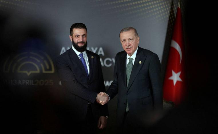 الرئيس التركي رجب طيب أردوغان يصافح الرئيس السوري أحمد الشرع