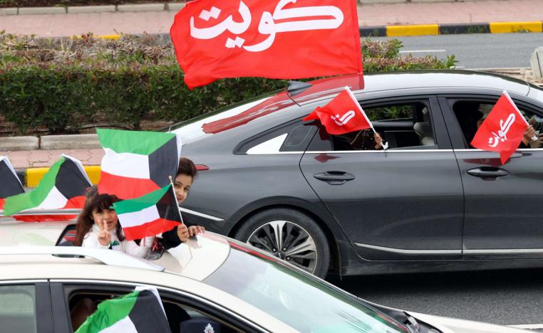 ممنوع رفع أي علم آخر