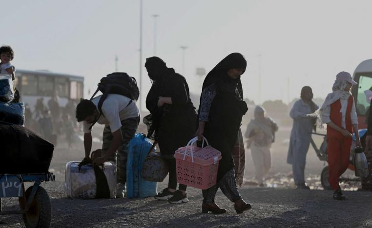 اللاجئون الأفغان يواجهون خطر تقطع السبل  