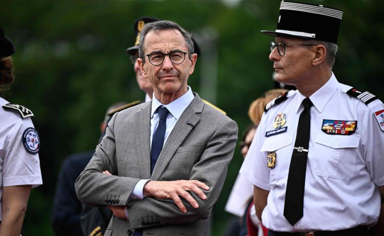 وزير الداخلية الفرنسي يحث على الضغط على الجزائر 