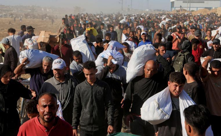 الغزيون يغامرون بأرواحهم من أجل الحصول على المساعدات 