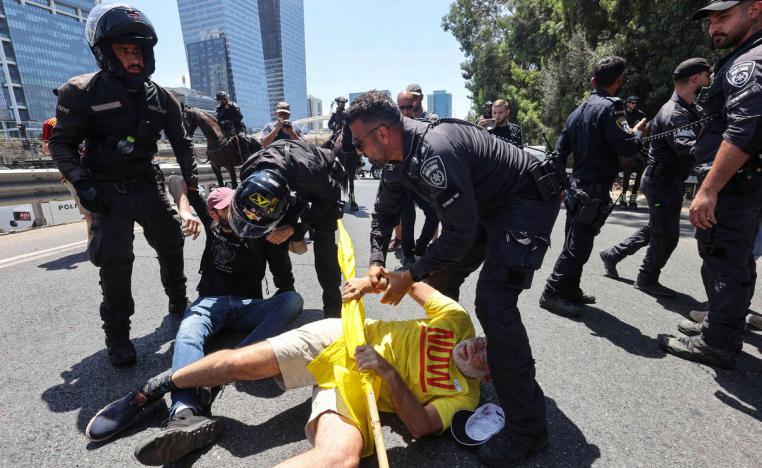 المتظاهرون أغلقوا العديد من الطرق الرئيسية