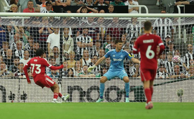 نجوموها يحطم قلوب جماهير نيوكاسل بعد وقت قصير من مشاركته كبديل 