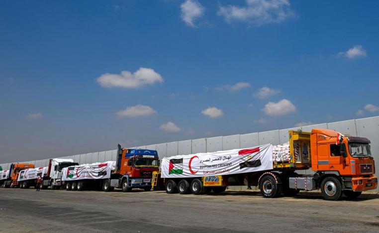 مئات الشاحنات عالقة عند الجانب المصري من معبر رفح