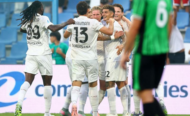 لاعبو نابولي يحتفلون بتسجيل الهدف الثاني في مرمى ساسوولو 