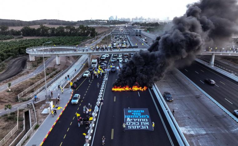 متظاهرون يصعدون بغلق الطرقات في تل أبيب للضغط على نتنياهو 