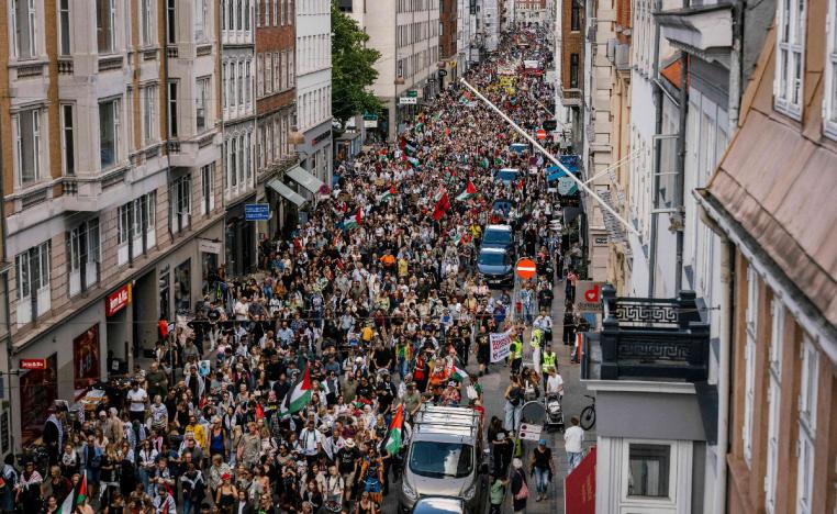 أكثر من 10 آلاف متظاهر يطالبون بالضغط على إسرائيل لوقف حرب الابادة في غزة