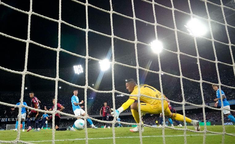 فرانك أنغيسا يسجل هدفه الأول ضد كالياري في وقت قاتل 