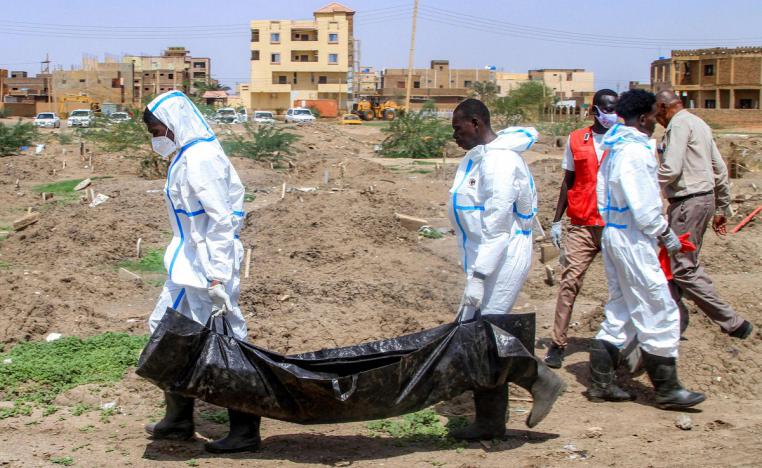 متطوعو الهلال الأحمر السوداني يخرجون الجث من المقابر العشوائية 