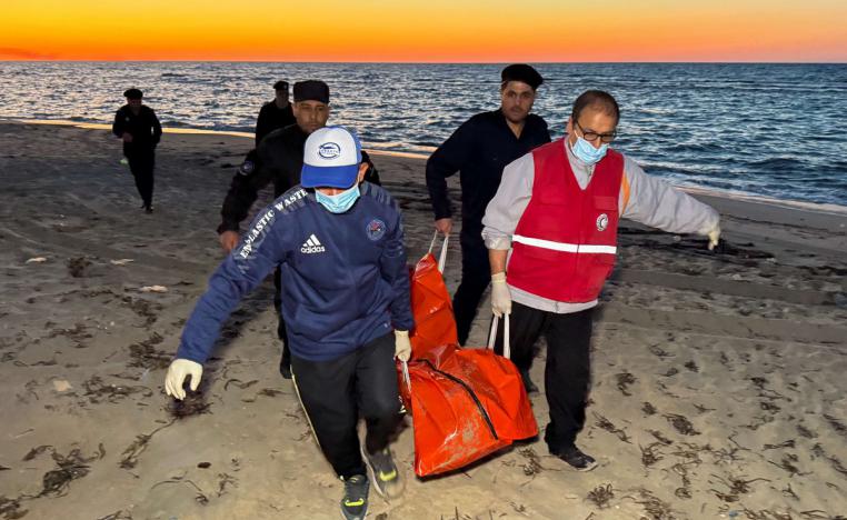 تعرض مهاجرين من أكراد العراق للضرب والركل قبل أن يُجبروا على القفز في المياه