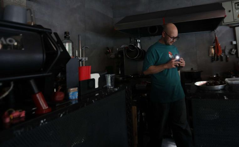 الظلمة تخيم على التجار والصناعيين