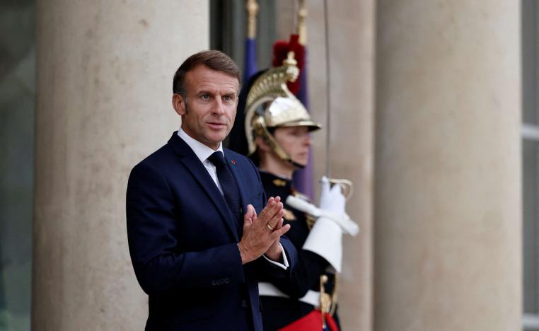 ماكرون يحاول الوقوف في المنتصف 