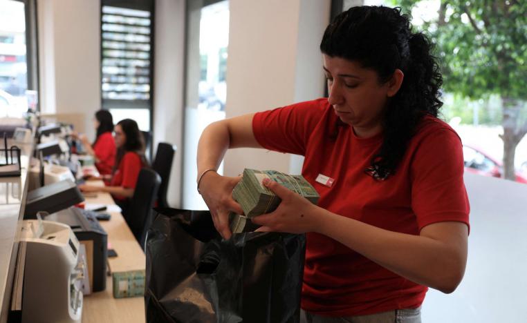 لبنان يتلمس طريق الخروج من دوامة مالية طاحنة 