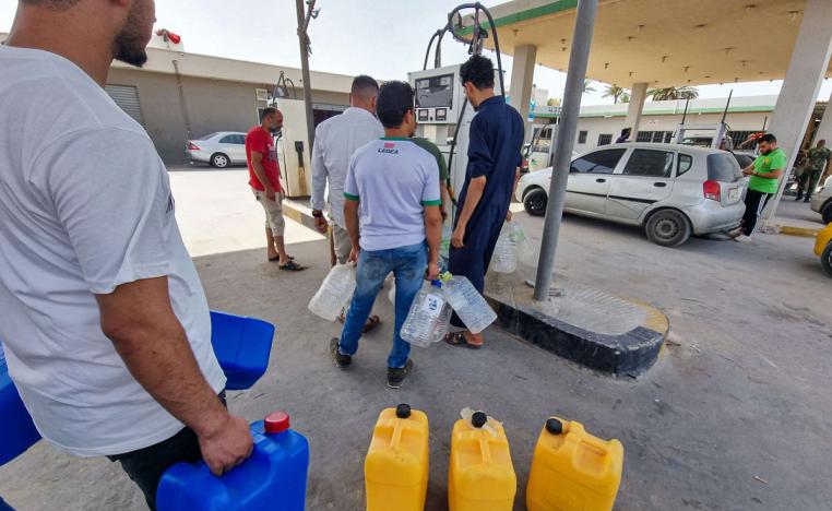 طوابير المعاناة للحصول على ليترات من البنزين 