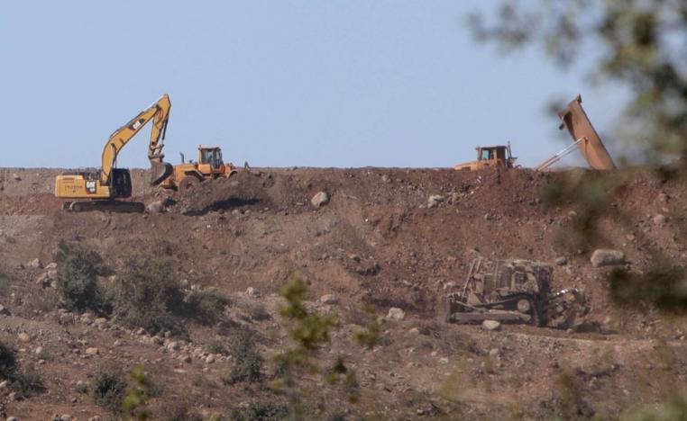 الجرافات الإسرائيلية تقضي على مورد الزرق الوحيد لمئات العائلات السورية  