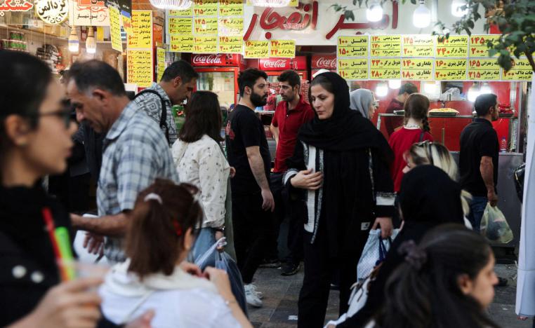 الايرانيون يعيشون اوضاعا معيشية واقتصادية صعبة