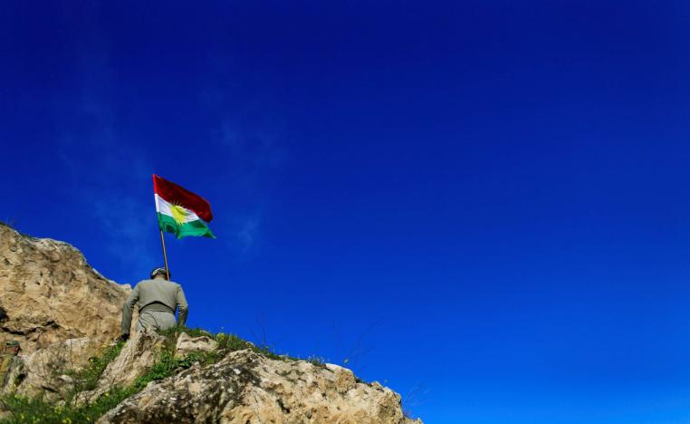 علم كردستان يمثل هويةٍ وطنية كُردية داخل هويةٍ وطنية عراقية