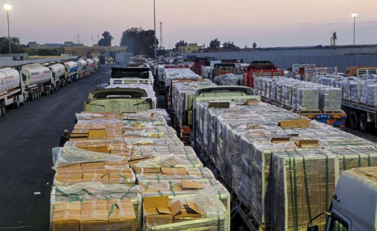 شاحنات المساعدات الإنسانية تصطف عند المعبر على الجانب المصري