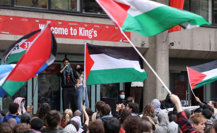 أعلام فلسطينية وهتافات منددة بالحرب الإسرائيلية 