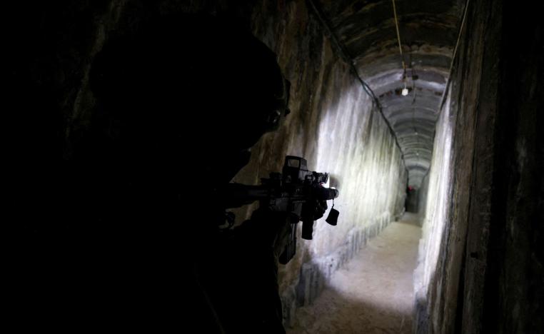 الجيش الإسرائيلي بضخ خرسانة ويدخل مواد متفجرة إلى النفق