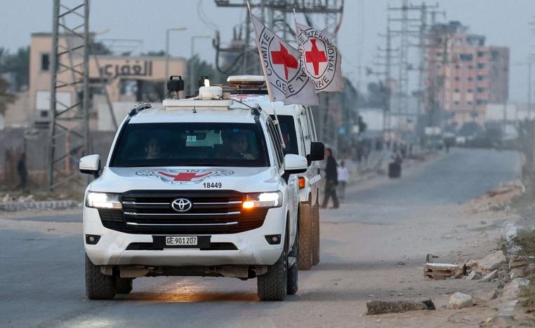 الصليب الأحمر يلعب دورا في عملية تسليم جثث الأسرى والرهائن