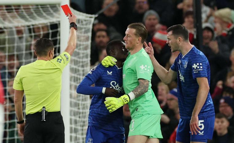 إدريسا جاي إثر اشتباك مع زميله مايكل كين